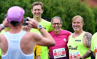 Mitten drin: Dieter Baumann (Nummer 999) steht hier vor dem Start der 10 Kilometer beim 8. Spatzenberg–Lauf gerne für ein Foto mit anderen Läufern zur Verfügung. - Jürgen Krüger