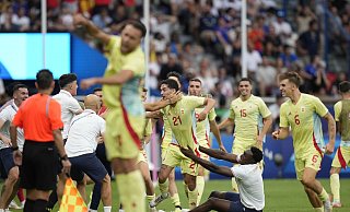 Spaniens Fußball bejubeln das Tor in der 100. Minute. - Francisco Seco/AP/dpa