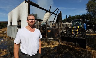 Andreas Kollmeyer steht vor den Resten seines kleineren Reitstalls. Dort starben in der Nacht zu Freitag sieben Tiere in den Flammen. - Nicole Sielermann