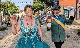 Die Königin der Bad Driburger Bürgerschützengilde Sonja Mannott mit ihrem Prinzgemahl Piet Mannott. - Burkhard Battran