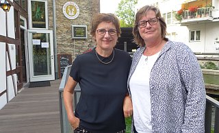 Vor dem Mühlencafé: Britta Haßelmann, Parlamentarische Geschäftsführerin der Fraktion der Grünen im Deutschen Bundestag (l.), und die Kreisvorsitzende Norika Creuzmann. - Hans-Hermann Igges