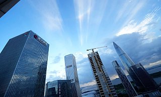 Der Hauptsitz von Evergrande (l). Die schwere Immobilienkrise in China erfasst neben dem hoch verschuldeten Evergrande-Konzern auch andere Unternehmen. - Foto: Ng Han Guan/AP/dpa