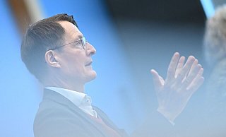 Bundesgesundheitsminister Karl Lauterbach (SPD) stellt den Beschluss des Bundeskabinetts für eine Cannabis-Legalisierung in Deutschland vor. - Britta Pedersen/dpa