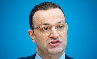 CDU-Politiker Jens Spahn wirbt für eine Auswahl von Flüchtlingen durch das Flüchtlingswerk. - Bernd von Jutrczenka/dpa