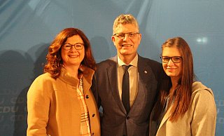 Kandidat Christian Haase mit Ehefrau Sonja und Tochter Vanessa als erste Gratulanten. - Burkhard Battran