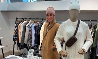 Designerin Lena Brinkmann in einem Mantel im Farbton Camel aus der neuen Kollektion, Winter 2021. - Natalie Gottwald