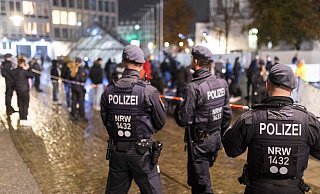Nach den ersten täglichen Kontrollen setzt die "Soko Innenstadt" auf ein größeres Aufgebot in der Bielefelder City. Auch Bereitschaftspolizisten der Einsatzhundertschaft sind im Einsatz. - Oliver Krato