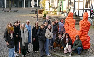 Die Schüler des Gymnasiums am Markt mit Bürgermeisterin Susanne Rutenkröger, Schulleiter Thomas Holste-Malavasi, der Kunstlehrerin Nadja Ibener und der Gleichstellungsbeauftragten Dorit Bethke am verhüllten Denkmal. - Stadt Bünde