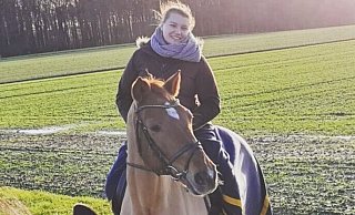 Annina Weier (31) auf ihrem Pferd. Das Tier wurde am Donnerstag auf der Straße angefahren und verendete am Unfallort. - Annina Weier