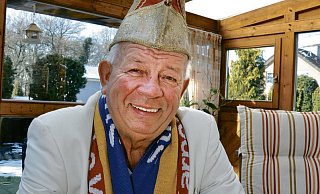 Jeck: Dietmar Gertz hat den Stukenbrocker Karnevalsverein vor 19 Jahren mit gegründet. Ebenso lange ist der gebürtige Ostpreuße und pensionierte Fischhändler Vorsitzender des Vereins. Hier trägt er schon einmal Narrenkappe und Schal. - Foto: Karin Prignitz