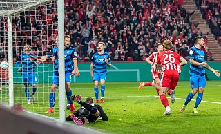 Berlins Tymoteusz Puchacz (2.v.r) trifft zum 1:0. - Andreas Gora/dpa