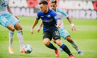 SCP-Akteur Julian Justvan, der hier im Heimspiel gegen Schalke am Ball ist, trägt nicht von ungefähr die Nummer zehn. - Besim Mazhiqi