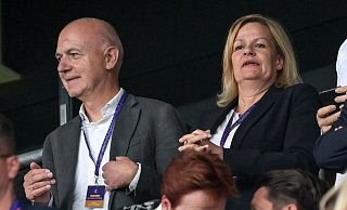Zufrieden über die TV-Einigung für die Frauen-WM: DFB-Präsident Bernd Neuendorf und Nancy Faeser. - Sebastian Gollnow/Deutsche Presse-Agentur GmbH/dpa