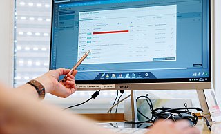 Patienten können in der E-Akte selber sehen, was Ärzte eintragen. (Archivbild) - Daniel Karmann/dpa