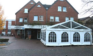 Erst vor ein paar Tagen hatte Dimitrios Papadakis vor seinem Restaurant "Ambrosia" am Barmeierplatz ein Zelt aufgebaut. - Andreas Sundermeier