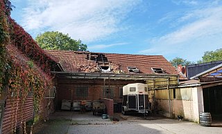 Außen ist von dem verhängnisvollen Brand-Abend nur noch wenig zu sehen. Das Innere der Wohnung in Versmold im Kreis Gütersloh ist allerdings unbewohnbar. - Andre Schneider