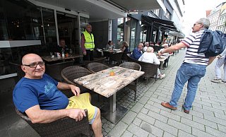 Salvatore Schillaci vor seinem Lokal in der Brüderstraße. Zusätzliche Außenflächen auf der gegenüberliegenden Straßenseite sind ihm bislang verwehrt worden. - Peter Steinert
