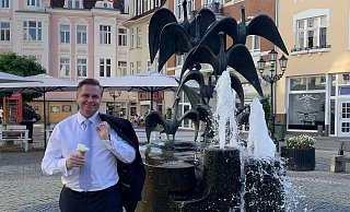 Tim Kähler schlendert gerne über den Gänsemarkt. Nicht zuletzt deshalb, weil ihm hier das Zitroneneis ganz besonders gut schmeckt. Für einen Bürgermeister sei es wichtig, die Stimmung in der Stadt zu kennen, sagt Kähler, der am 13. September erneut als Bürgermeister kandidiert. - Natalie Gottwald