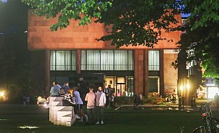 Gemeinsame Party und Saufen standen im "Sommer ohne Clubs" im Vordergrund für viele junge Leute im Kunsthallenpark. Je später der Abend, desto mehr Polizeieinsätze gab es dann vor Ort. - Sarah Jonek