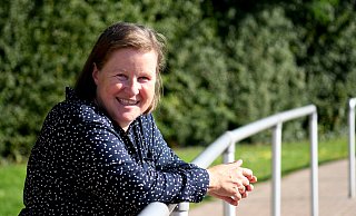 Gut gelaunt: Petra Wolters, Professorin für Sportwissenschaft an der Universität Vechta, hier am Sportplatz der Universität. - Jürgen Krüger