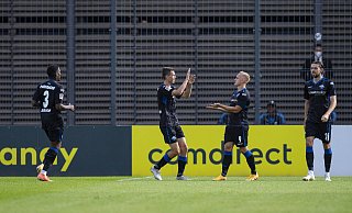 Die Paderborner jubeln über das 1:1 im Testspiel gegen Borussia Dortmund. - imago images/Kirchner-Media