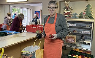 Anke Radtke ist schon lange ehrenamtlich aktiv bei der Tafel: Seit zwölf Jahren verpackt sie Essen in Tüten und verteilt es an die, die es besonders brauchen. - Amelie Halstenberg