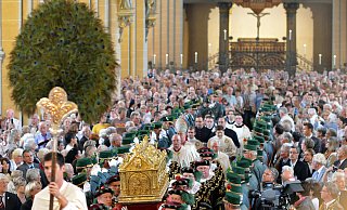 Der Liborischrein samt Pfauenwedel bei den Feierlichkeiten im Paderborner Dom. - Reinhard Rohlf (Archivbild)