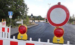 Kein Durchkommen: Wenn alles nach Plan läuft, soll die Einmündung Falkenstraße am Mittwoch wieder befahrbar sein. - Sigurd Gringel