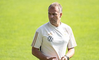 Bundestrainer Hansi Flick beim öffentlichen Regenerationstraining am Tag nach der Niederlage gegen Japan. - Swen Pförtner/dpa