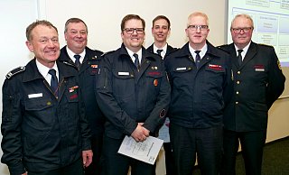 Das Führungsteam der ABC-Einheiten im Kreis Paderborn (v. l.) mit Leiter Matthias Strunz, Lothar Mühlbrandt (verabschiedet), Mike Sellemerten, Fabian Klaas, Tobias Rübbelke und Kreisbrandmeister Elmar Keuter. - Ralph Meyer