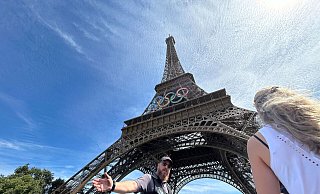 Der Bereich um den Pariser Eiffelturm wurde wegen eines Fassadenkletterers nach Angaben der Nachrichtenagentur AP kurzzeitig abgeriegelt. - Aijaz Rahi/AP
