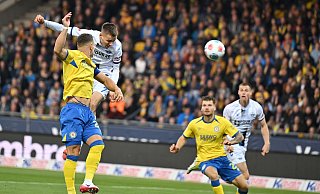 Filip Bilbija köpft in der 1. Minute das Tor zur Führung für den SC Paderborn 07). - Swen Pförtner/dpa