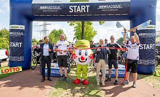 Ob beim Start, unterwegs auf der Strecke, an den Pausenstopps oder abends beim Sommer-Open-Air: Die Stimmung auf der NRW-Radtour war bestens.  - © Jens Naumann