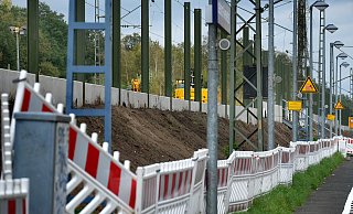 Die Bahn hat mit dem Bau des Schallschutzes entlang der Gleise in Avenwedde-Bahnhof begonnen. - Andreas Frücht