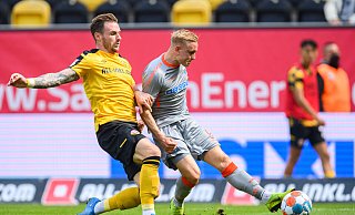 Paderborns Kai Pröger (r) erzielt gegen Dynamos Michael Sollbauer das Tor zum 0:2. - picture alliance/dpa/dpa-Zentralbild