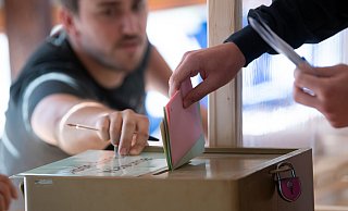 Ein Wähler bei der Stimmabgabe. - picture alliance/dpa