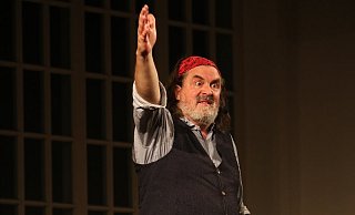 Der Kölner Kabarettist Thomas Reis fordert sein Publikum in der Wandelhalle mit intelligentem Humor und einem prall gefüllten Programm. - Elke Niedringhaus-Haasper