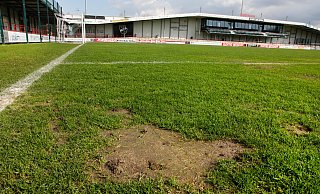 Wegen der nassen Witterung ist der Austausch des Rasens in der Verler Sportclub-Arena abgesagt worden. - Roland Thöring