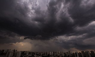 Dunkle Wolken über der brasilianischen Metropole São Paulo. (Symbolbild) - Andre Lucas/dpa