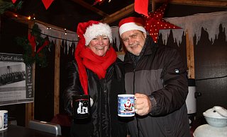Ulrike Nagel und Christoph Maack verkaufen heiße Getränke am Stand des Gospelchors "Joyful Voices" und freuen sich über die große Beliebtheit des Weihnachtsmarktes. - Anthea Moschner