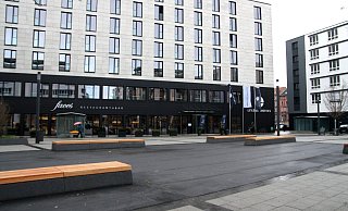Zentral auf dem Neumarkt vor dem Légère-Hotel sorgt schwarzer Straßenasphalt für Kritik. Wie es damit weitergeht, ist nun Aufgabe der Politik. Grüner Rasen war hier nie angedacht. Foto: Jens Reichenbach - Jens Reichenbach