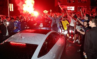 Fans feiern den Sieg vor dem Stadion. - picture alliance/dpa