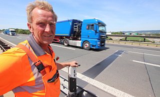 Ohrenzeuge: Straßenwärter Gerd Eickmeier (Straßen NRW) hat die Fahrbahnschäden unter der Weserflutbrücke entdeckt. Auf der Autobahn selbst ist davon nur wenig zu sehen. - Ulf Hanke