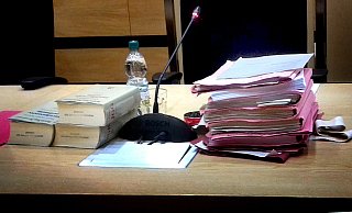 Der Aktenberg vom ersten Verhandlungstag vor dem Bielefelder Landgericht ist in Zwischenzeit doppelt so hoch. - Nicole Hille Priebe