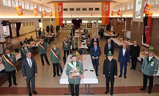 Seit 1952 ist Konrad Mührhoff (Mitte) in der St.Hubertus Schützenbruderschaft. Zusammen mit anderen Gastrednern wie Michael Dreier (3.v.l.) oder Cartsen Linnemann (6.v.r.) begeht er coronabedingt mit wenigen weiteren Schützen den Festakt zum 100-jährigen Jubiläum des Vereins. - Moritz Jülich