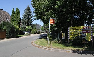 An der Fleggestraße ist in Sachen Ausbau noch nciths zu sehen,a ber die Protestschilder sthen noch am Straßenrand. - Klaus Frensing