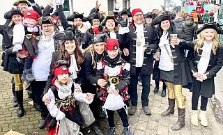 Auch am Straßenrand finden sich Mottogruppen, die dem Zug zujubeln und ausgelassen feiern. - Carola Drabon