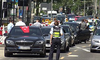 Wie auf diesem Symbolfoto aus Köln, musste auch die Bielefelder Polizei einen türkischen Hochzeitskonvoi stoppen. Einige Fahrer hatten mehrfach gegen geltendes Recht verstoßen. - Symbolfoto: picture alliance/dpa
