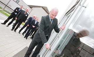 Minister Garrelt Duin schließt symbolisch das Forum Abtei Marienmünster auf. - David Schellenberg