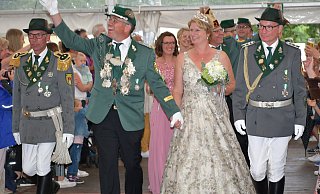 Riesenjubel: Das neue Königspaar André I. und Kirsten I. Nordmann betritt das Festzelt - Birgit Vredenburg
